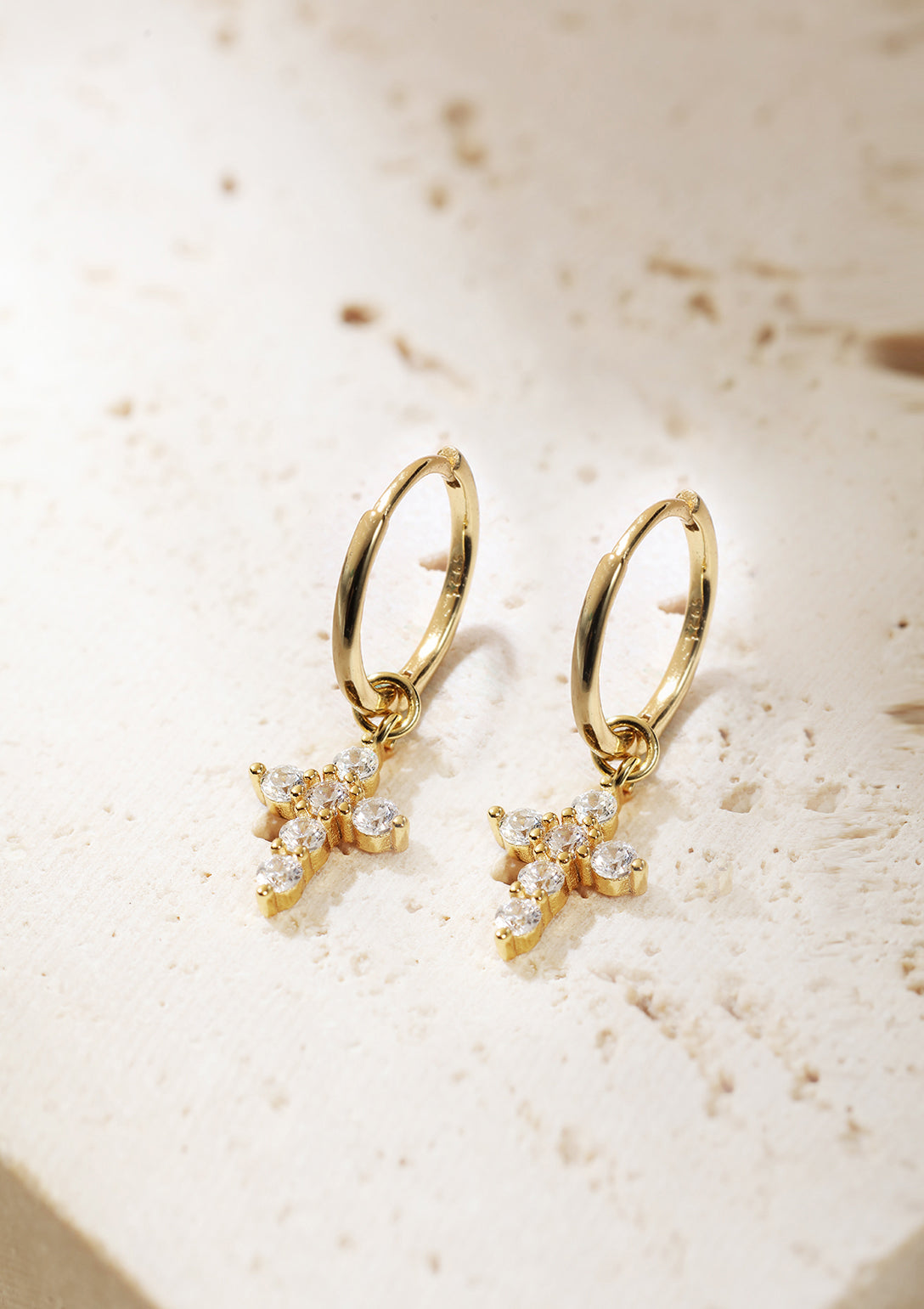 De Cross Whisper Hoops