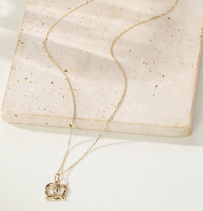De Pretzel Charm Ketting