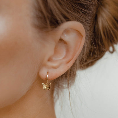 De Flutter Huggie Hoops